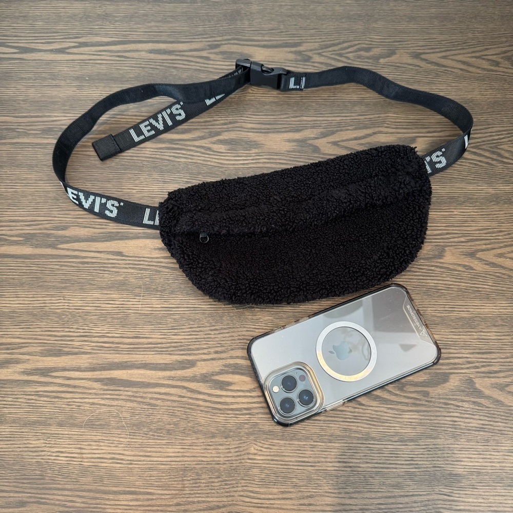 Levi's Black Sherpa Belt Bag - Picture 9 of 10